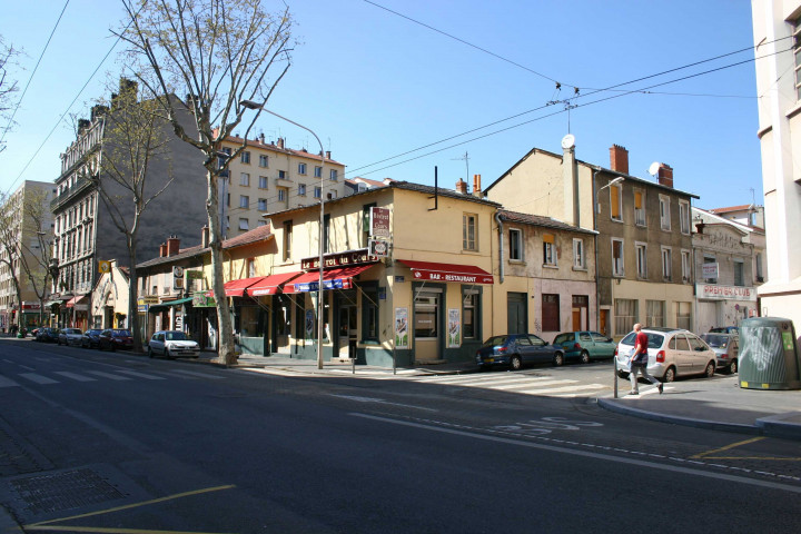 Angle nord-ouest du cours Lafayette et de la rue Sainte-Geneviève.