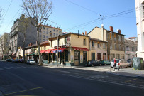 Angle nord-ouest du cours Lafayette et de la rue Sainte-Geneviève.