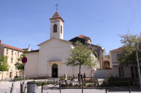 Eglise Saint-Maurice, vue extérieure, croix de Saint-Alban, monument aux Morts.