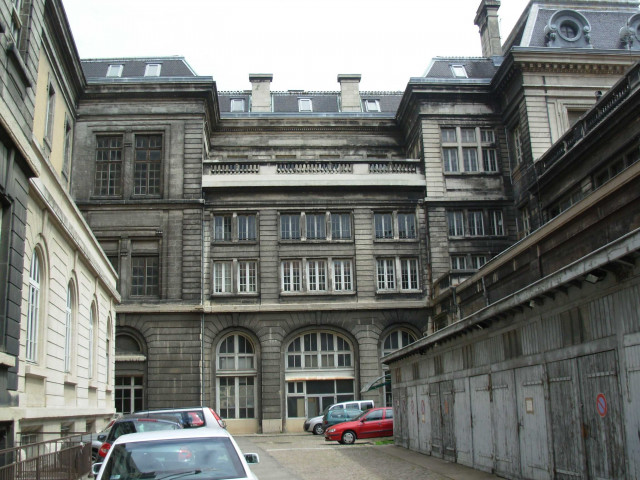 Hôpital de l'Hôtel-Dieu, intérieur, plaques en mémoire de personnalités lyonnaises, cour intérieure.