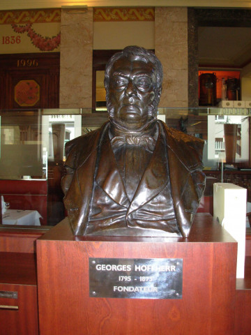 Brasserie Georges, buste à l'effigie de Georges Hoffherr.