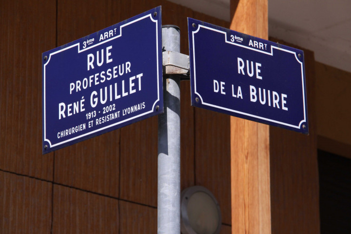 Rue du Professeur René-Guillet et rue de la Buire, plaques de rue.