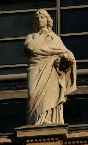 Opéra, statue de Muse.