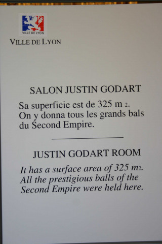 Hôtel-de-Ville, salon Justin Godart, exposition sur Clotilde Bizolon.