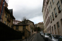 Rue Saint-Bruno prise depuis la rue des Chartreux.