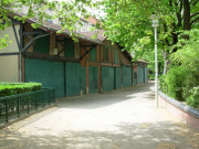 Jardin Sisley, les anciennes écuries.