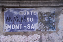 Rue du Bon-Pasteur vers la montée Allouche, plaque de rue (anciennement montée du Mont-Sauvage).