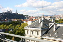 Colline de Fourvière et Université Lumière Lyon 2, vue prise depuis le sommet de l'hôpital.