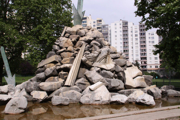 Fontaine des Géants de Anne et Patrick Poirier.