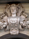 13 quai de Serbie, sculpture au-dessus de la porte de l'immeuble, détail.