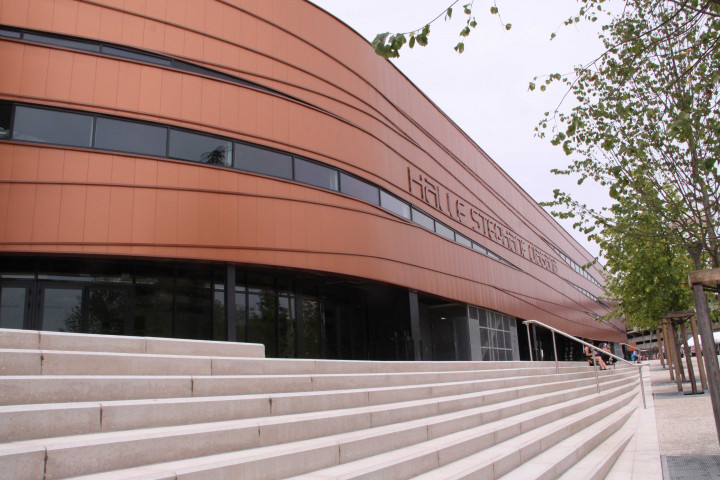 Vue de l'entrée de la salle Diagana.