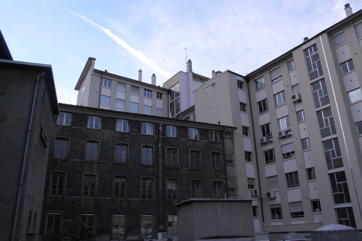 Cour nord, dos des maisons de la rue Childebert.