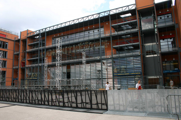 Esplanade devant la salle 3000.
