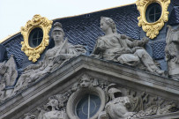 Hôtel-de-Ville, détail de la façade, Justice et Vérité de Joseph-Hugues Fabisch.