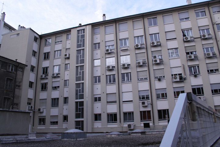 Cour nord, dos des maisons de la rue Childebert.