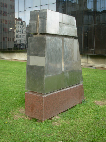 Vers la Tour Swiss-Life, sculpture anonyme.