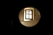 Fenêtre vue à travers un œilleton de porte.