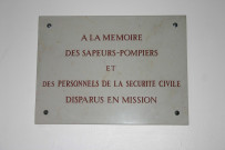 Plaque en mémoire des sapeurs pompiers et personnels de la sécurité civile disparus en mission.