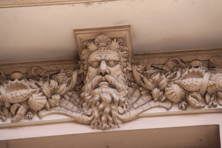 10 rue de l'Abbaye-d'Ainay, bâtiment, statue et haut-relief.