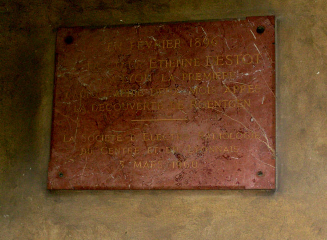 Hôpital de l'Hôtel-Dieu, intérieur, plaques en mémoire de personnalités lyonnaises, cour intérieure.