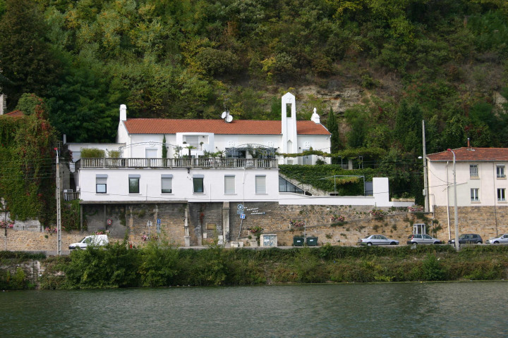 Vue sur les habitations du quai.