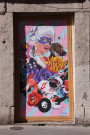 32 rue Saint-Michel, tapisserie peinte sur la porte.