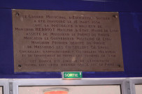 Rue de Bourgogne, Théâtre Nouvelle Génération, plaque inaugurale.