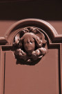 Au numéro 113, sculpture sur la porte de l'immeuble.
