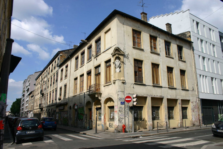 Angle de la rue Baraban et de la rue Paul-Bert, bâtiment.
