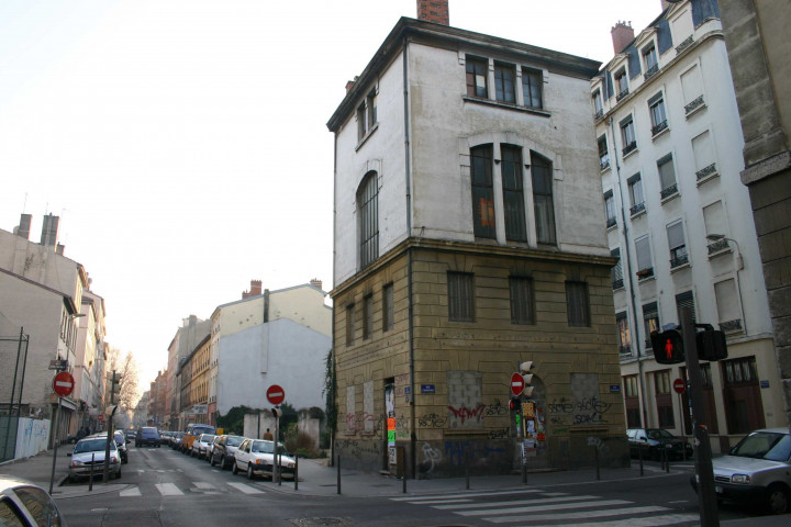 Angle sud-ouest de la rue Chaponnay et de la rue de Créqui.