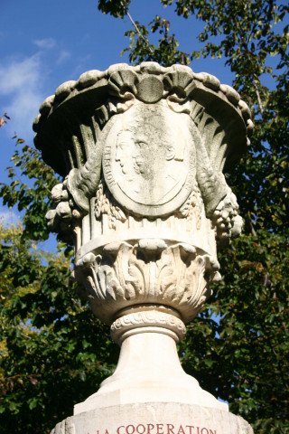 Jardin des Plantes, monument à la mémoire de Michel Derion et Joseph Reynier.