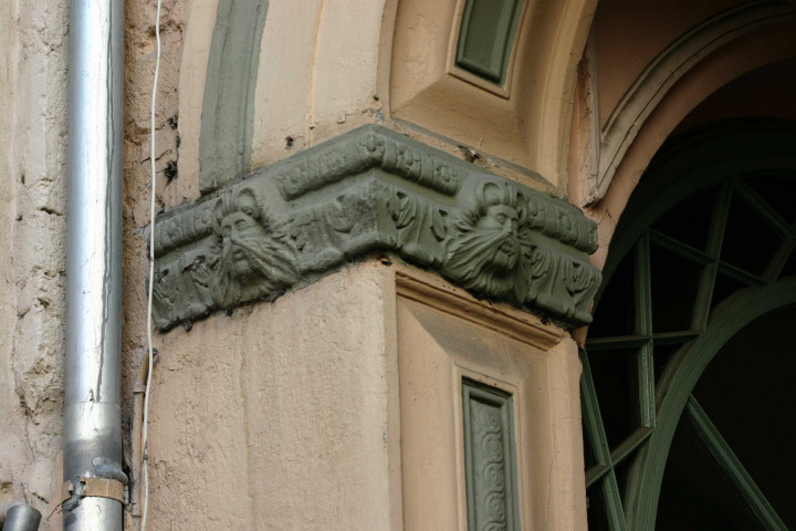 31 rue Sainte-Hélène, détail du fronton.