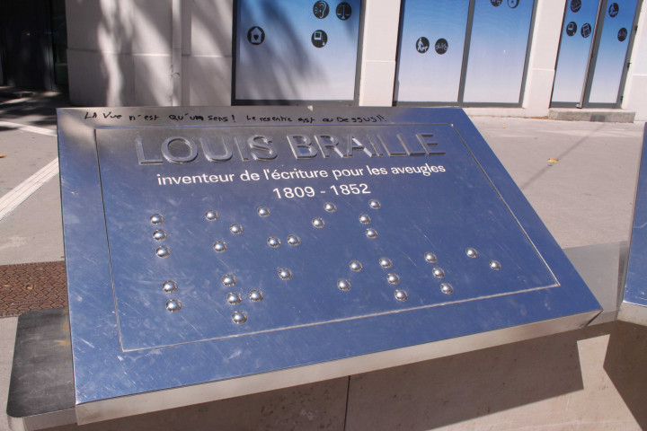 Boulevard des Belges au niveau de la rue de Séze, abécédaire en souvenir de Louis Braille.