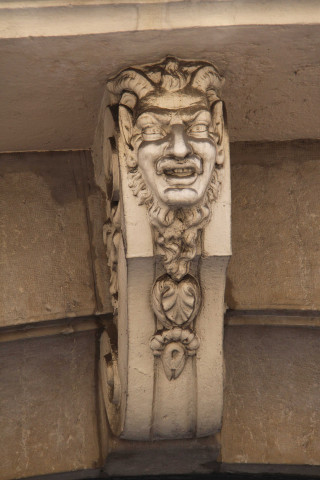 23 rue Sala, statue.