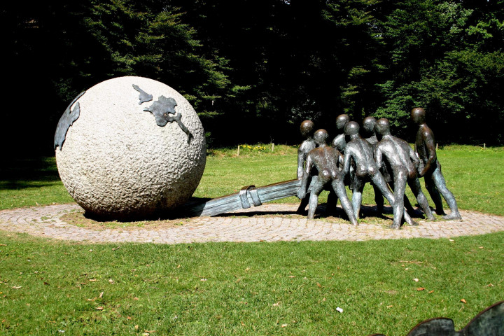 Entrée rue Duquesne, sculpture offerte pour le G7 de 1996.