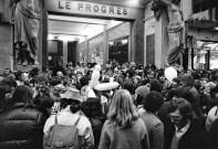 Foule devant le bâtiment du journal Le Progrès.