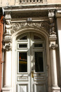 1 rue Ferrandière, porte d'entrée encadrée de bas-reliefs.