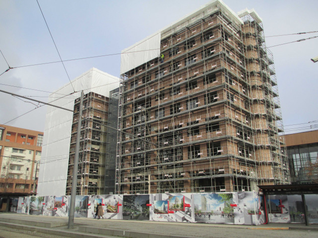 Démolition de l'immeuble devant la gare.