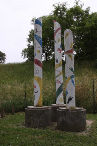 Sculpture au nord de la Tour de la Duchère.