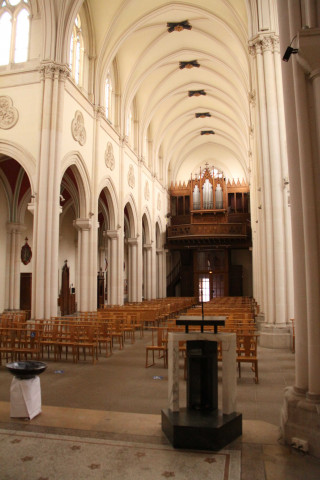 Vue de la nef et de l'orgue.