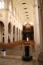 Vue de la nef et de l'orgue.