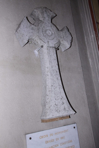 La croix du monument.