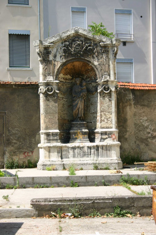 Institution des Chartreux, vue d'un monument près du parking.
