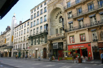 Rue de la République, au niveau de la FNAC, du cinéma Pathé, de la rue des Archers.