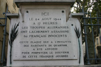 92 rue Tronchet, plaque en mémoire des 60 Français assassinés par les troupes allemandes.