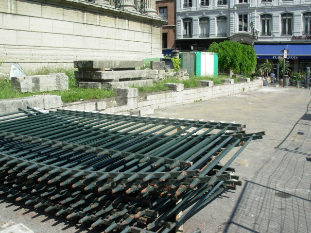 Quai Romain-Rolland, palais de justice, dépose des grilles pour travaux.