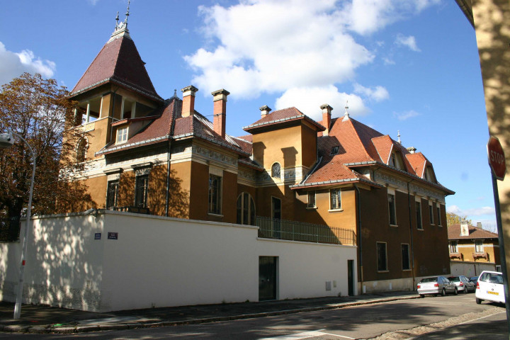 Extérieur.
