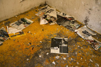 Pages de magazines au sol.
