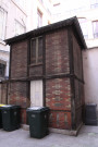 10 rue Chavanne, façade du bâtiment du concierge, rampe d'escalier, grille de porte.