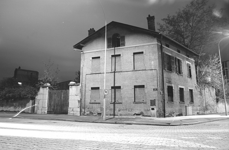 Maison située à l'angle du quai Rambaud et de la rue Montrochet.